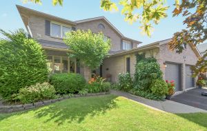 1098 Caitlin Crescent