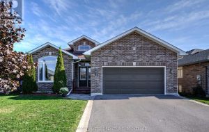 61 HARTWOOD CRESCENT