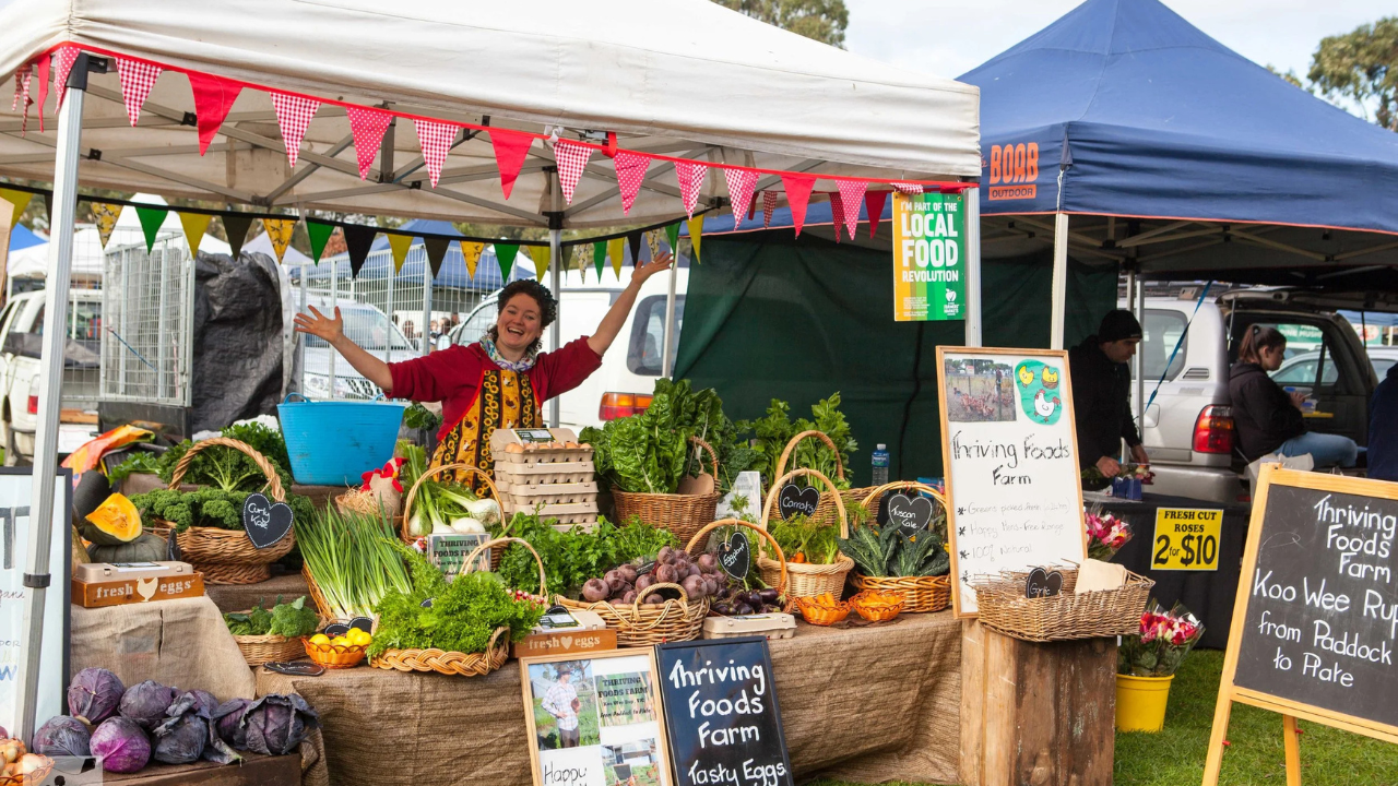 Kingston City Hall and Springer Market Square with vendors.
