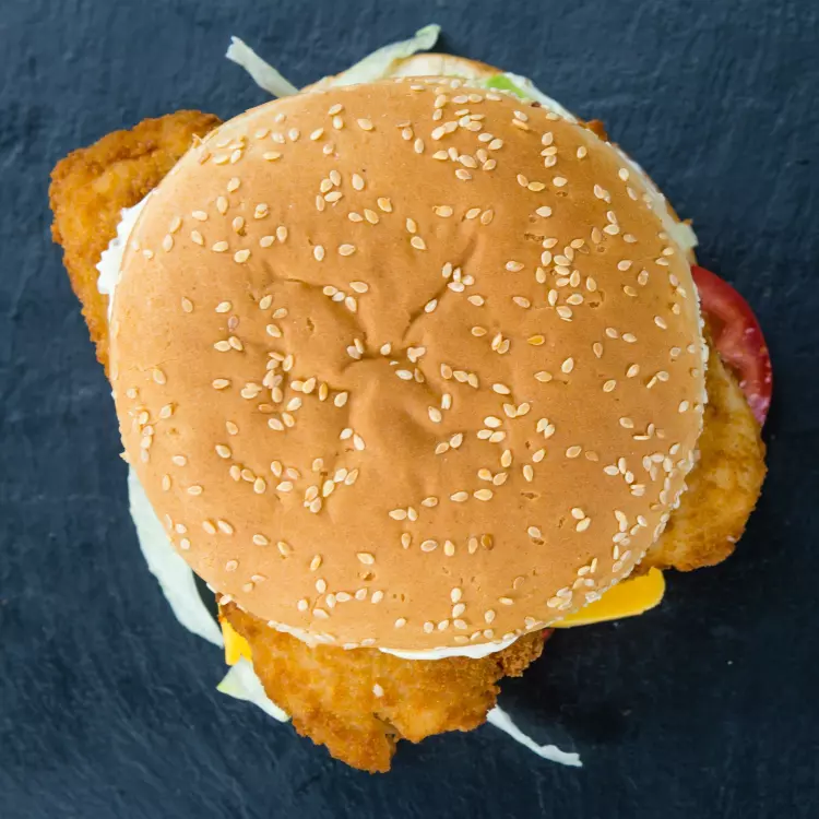 4 burgers de poulet frit, salade de chou, sauce brune, frites de pommes de terre