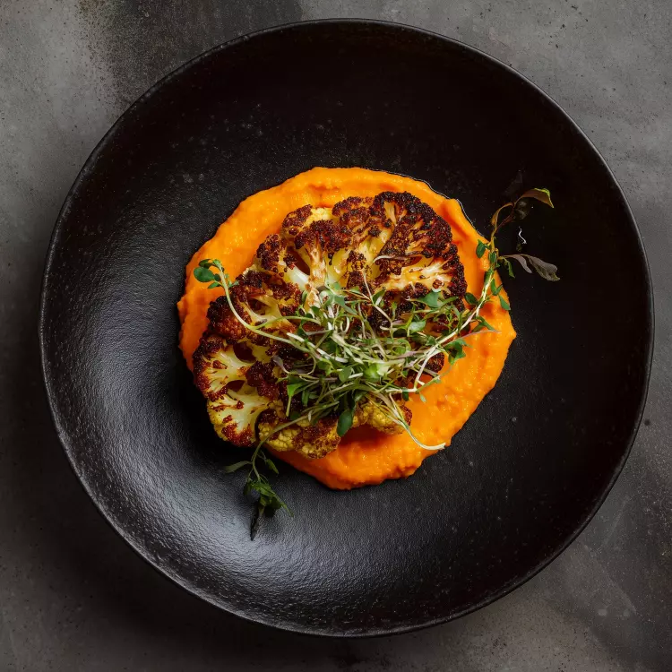 Chou-fleur épicé sur purée de carottes à l'ail confit