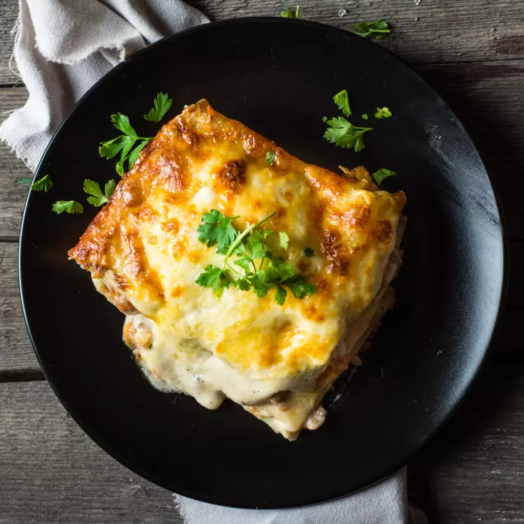 Lasagne aux champignons, tombée d'épinards, sauce blanche au vin blanc