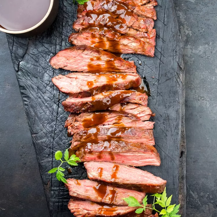 2 steaks de bavette de bœuf teriyaki, légumes marinés