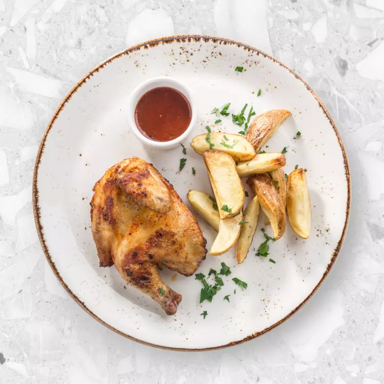 On se fait livrer un demi-poulet rôti, sauce brune, salade de chou, pommes de terre rattes (copie 2868)