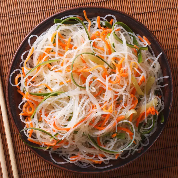 Salade thaïe de vermicelles transparents aux légumes, mangues et arachides (750ml)