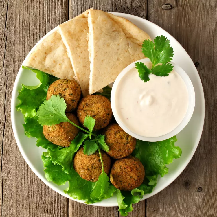 Assiette shish taouk de 10 mini-falafels des Filles Fattoush, sauce à l'ail, pitas, légumes