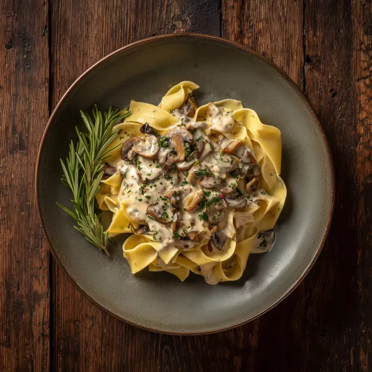 Strogonoff végé aux champignons café, papardelles, asperges vertes