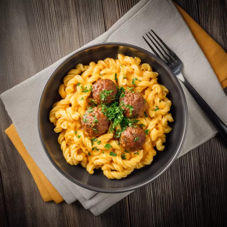 Boulettes de veau et scoubidous, sauce au cheddar orange