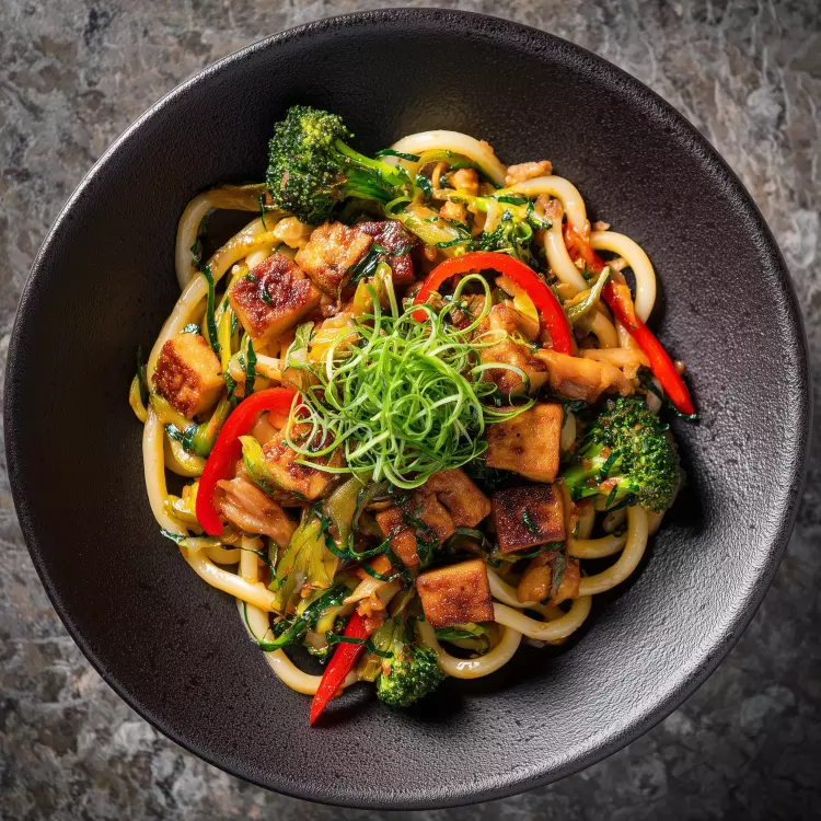 Bol thaï de tofu tempura épicé, nouilles udon et sauce nam jim à l'orange