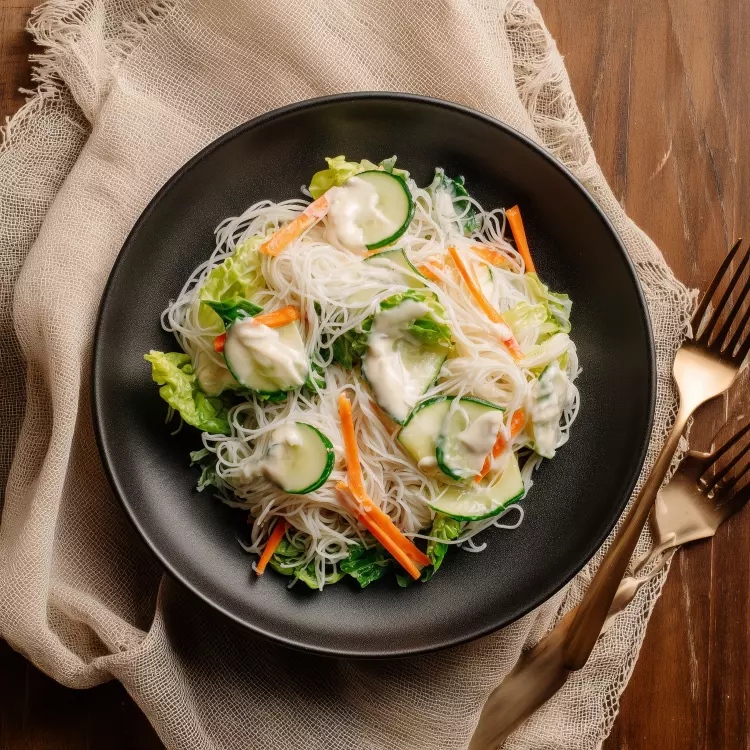 Salade de vermicelles de riz aux légumes, vinaigrette bang bang (750ml)