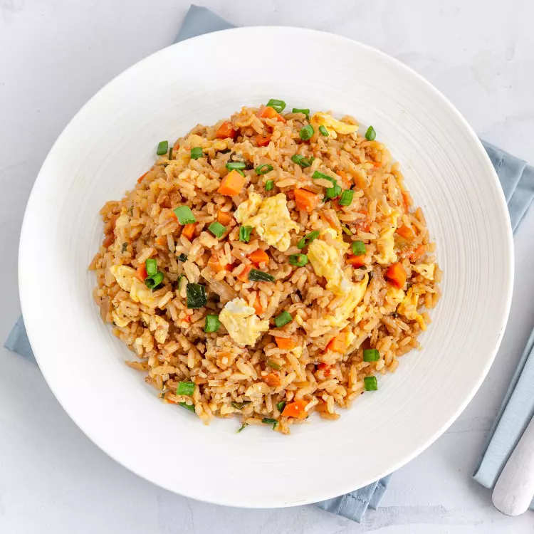 Combo végé - Riz frit aux œufs et légumes, 4 rouleaux impériaux