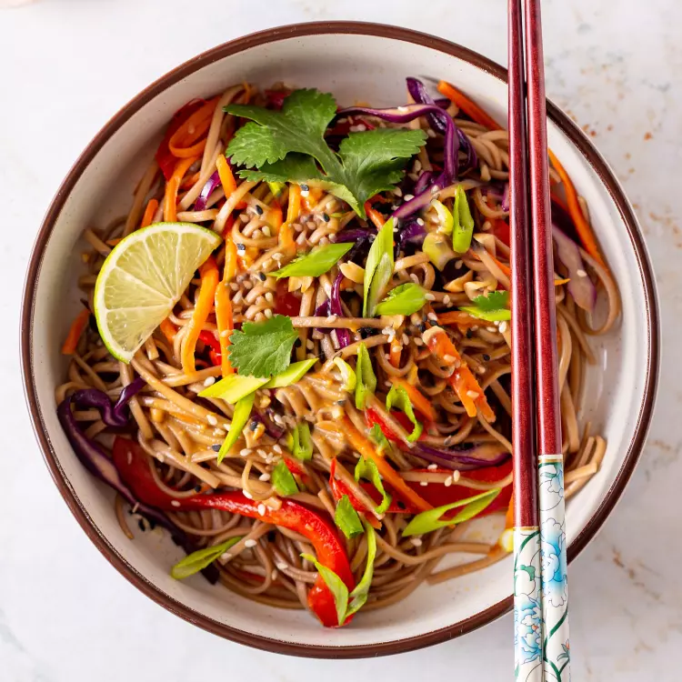 Salade de nouilles soba aux légumes et noix de cajou (1 litre)