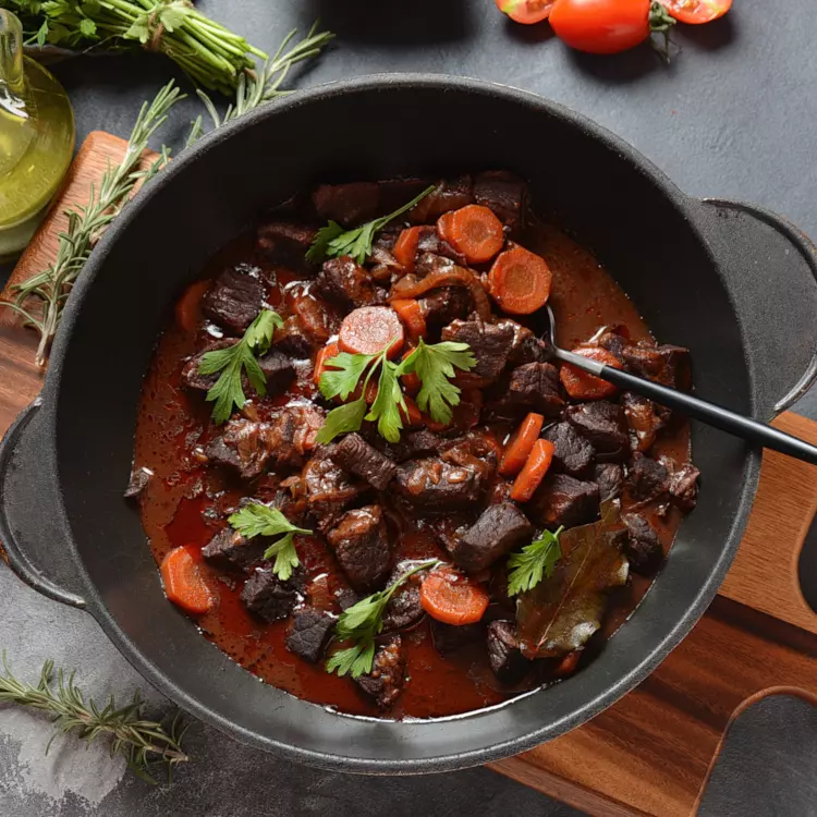 Boulettes de bœuf bourguignon, linguinis aux oeufs, légume vert