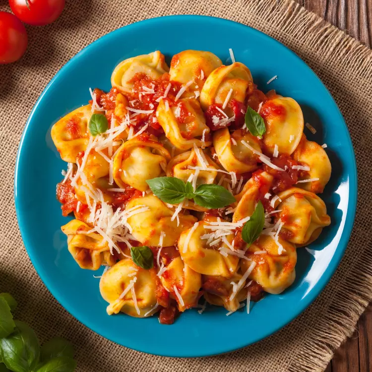 Tortellinis au fromage à la crème, légumes verts et bacon