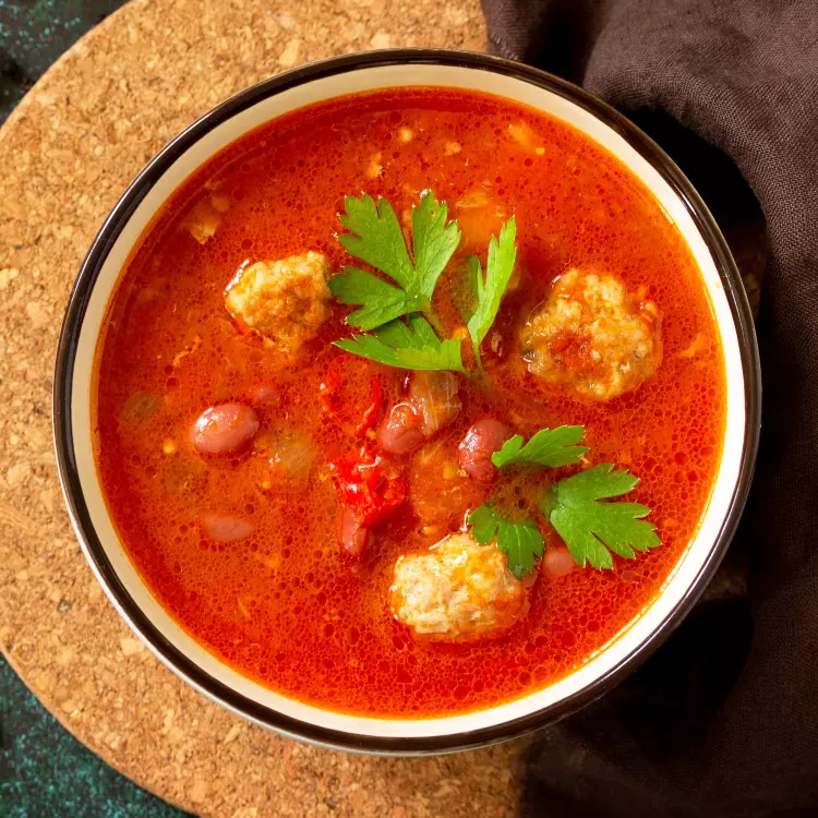 8 quenelles-gnudis de ricotta, parmigiano et épinards, coulis de tomates rôties