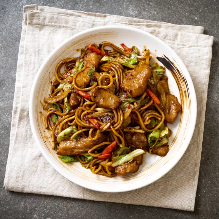 Bol char siu de poulet grillé, riz à sushi, légumes marinés, mayo épicée