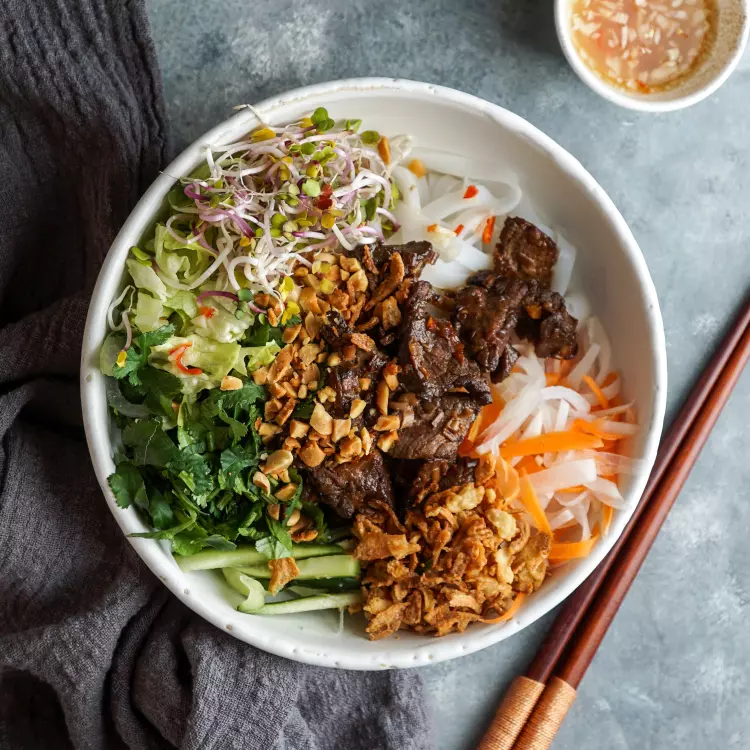 Salade-repas thaïe de 4 brochettes de filet mignon de bœuf mariné vermicelles, crumble d'arachides à la lime