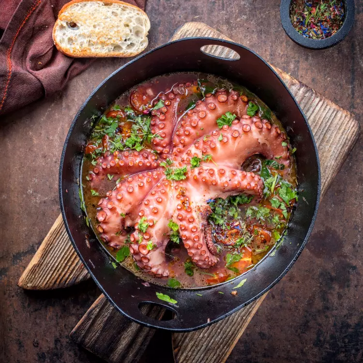 Pieuvre au vin rouge, chorizo doux, sauce romesco, citron grillé