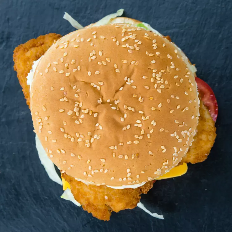 4 burgers de morue frits, relish de salicorne, salade de chou