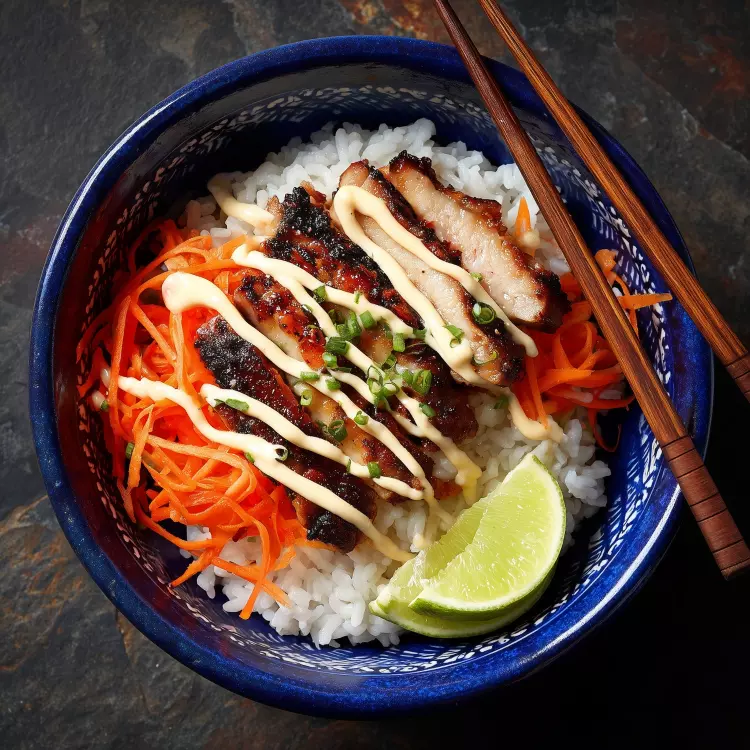 Bol char siu de poulet grillé, riz à sushi, légumes marinés, mayo épicée