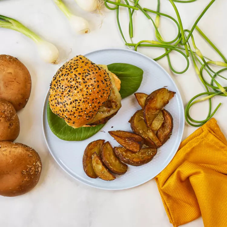 4 cheeseburgers de bœuf au cheddar orange, mayo aux cornichons, oignons marinés
