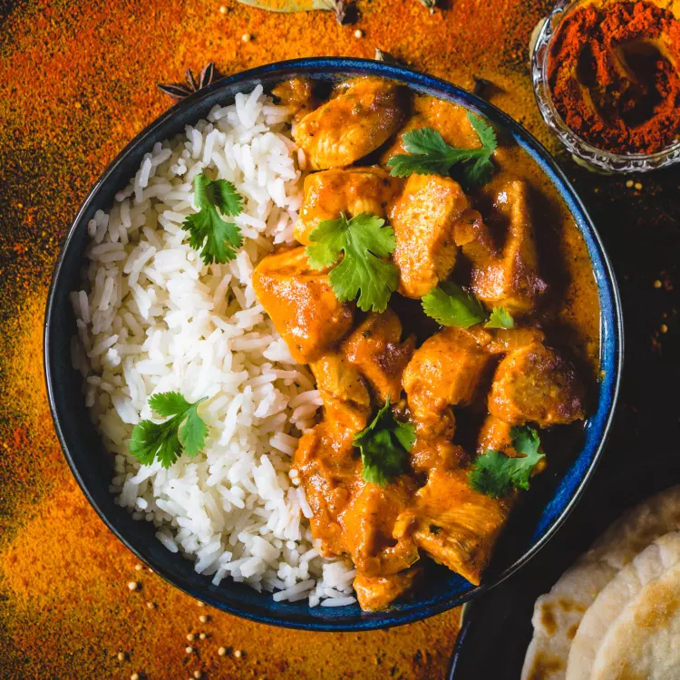 On se fait livrer de l'indien végé - Tofu au beurre, dahl, raïta, haricots verts coco, samoussas