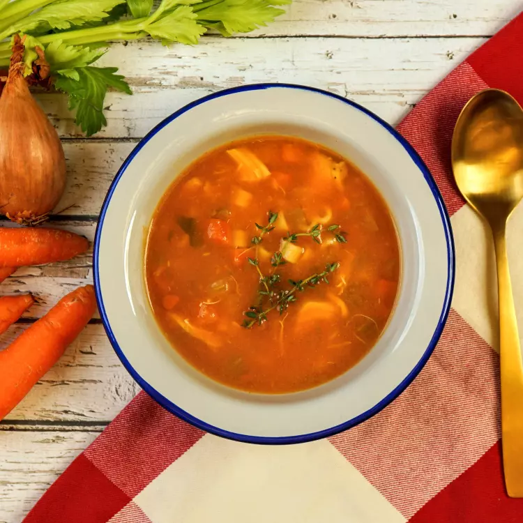 Soupe de poulet et quinoa au jus de carottes