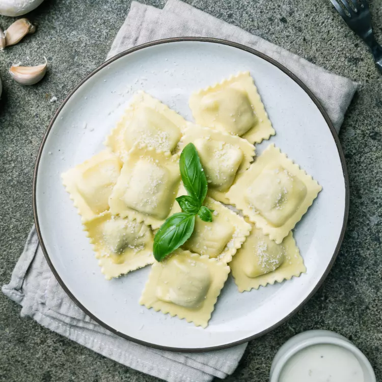 12 raviolis aux champignons, sauce au parmigiano
