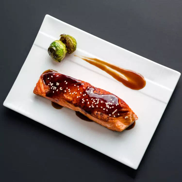 2 petits pavés de saumon teriyaki, ramens et pois sucrés