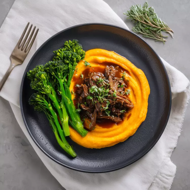 Bœuf braisé à la bière noire de micro-brasserie, purée de racines