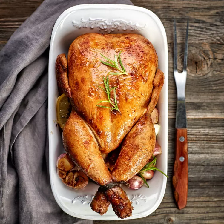 Poulet de Cornouailles, caponata aux Kalamata et érable