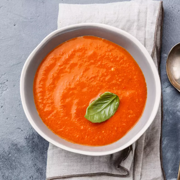 Potage de poivrons rôtis, croûtons à l'ail
