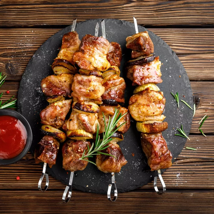 4 brochettes de cubes de poitrine de poulet shish taouk, hummus de betteraves