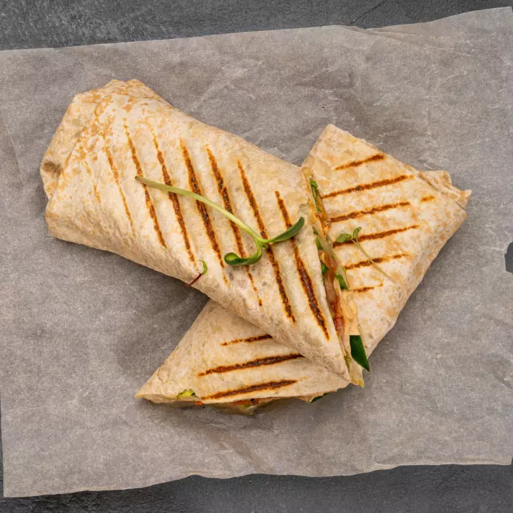 4 wraps au poulet grillé à la moutarde, sauce à l'aneth et légumes