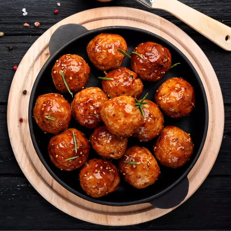 Tsukunes de viande, sauce teriyaki aux arachides, ramens, pois sucrés
