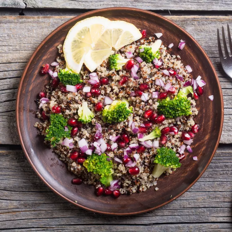 Salade de lentilles et riz sauvage aux légumes et kalamata , vinaigrette aux citrons confits (750ml)