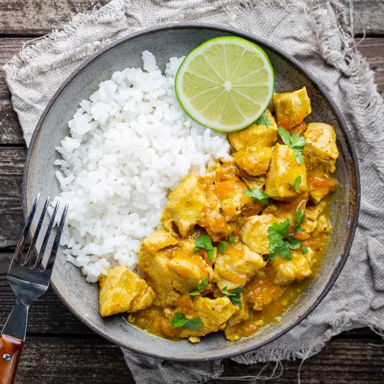Casserole de cari thaï de poulet à la lime, légumes vapeur, naans à l'ail