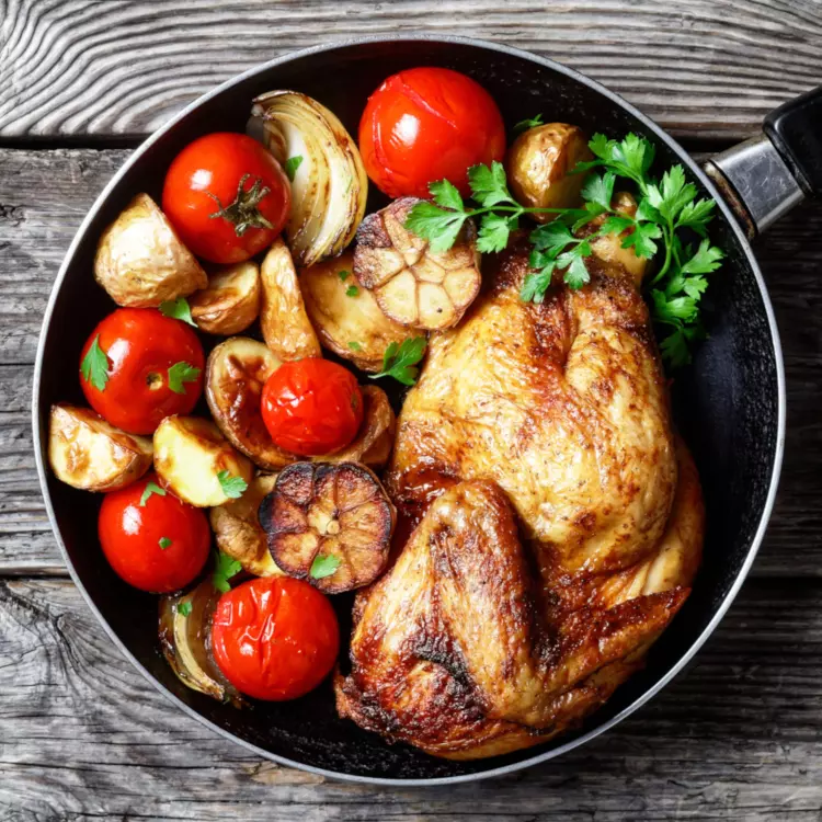 Demi-poulet rôti, couscous perlé, légumes verts, Halloumi, pesto de roquette Demi-poulet rôti, couscous perlé, légumes verts, Halloumi, pesto de roquette