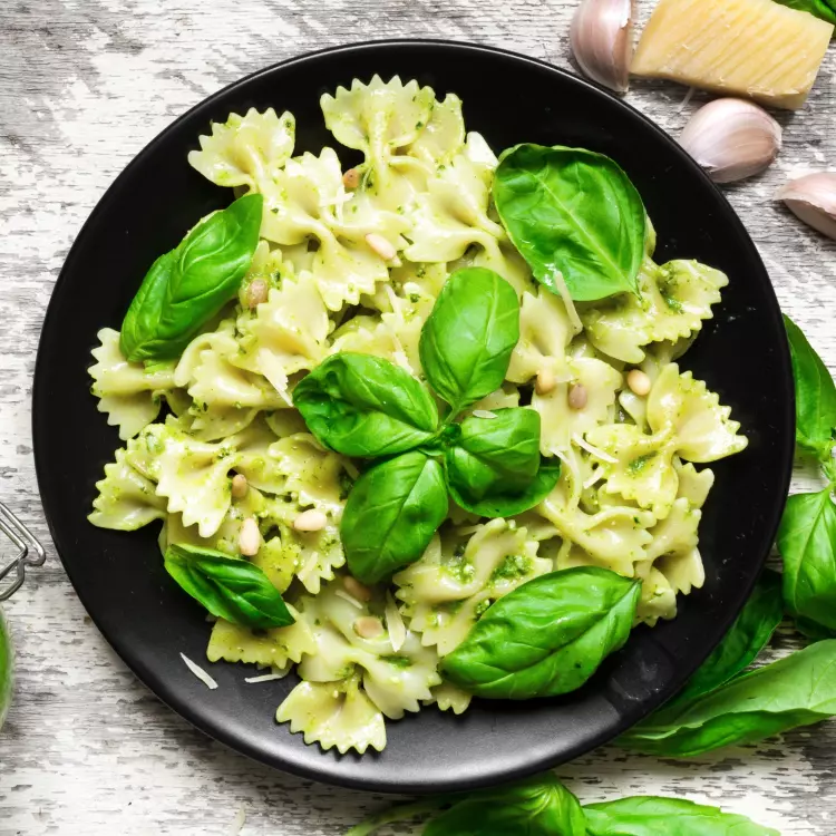 Salade de farfalles aux bocconcinis, pesto de basilic et roquette (1 litre) Salade de farfalles aux bocconcinis, pesto de basilic et roquette (1 litre)