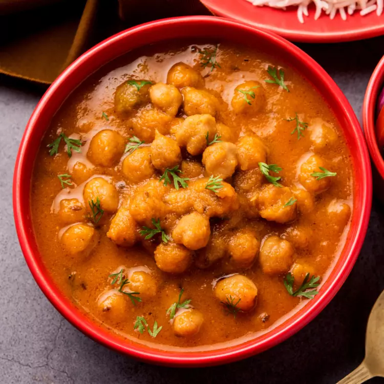 Pois chiches façon butterchicken, légumes verts, pains naans Pois chiches façon butterchicken, légumes verts, pains naans
