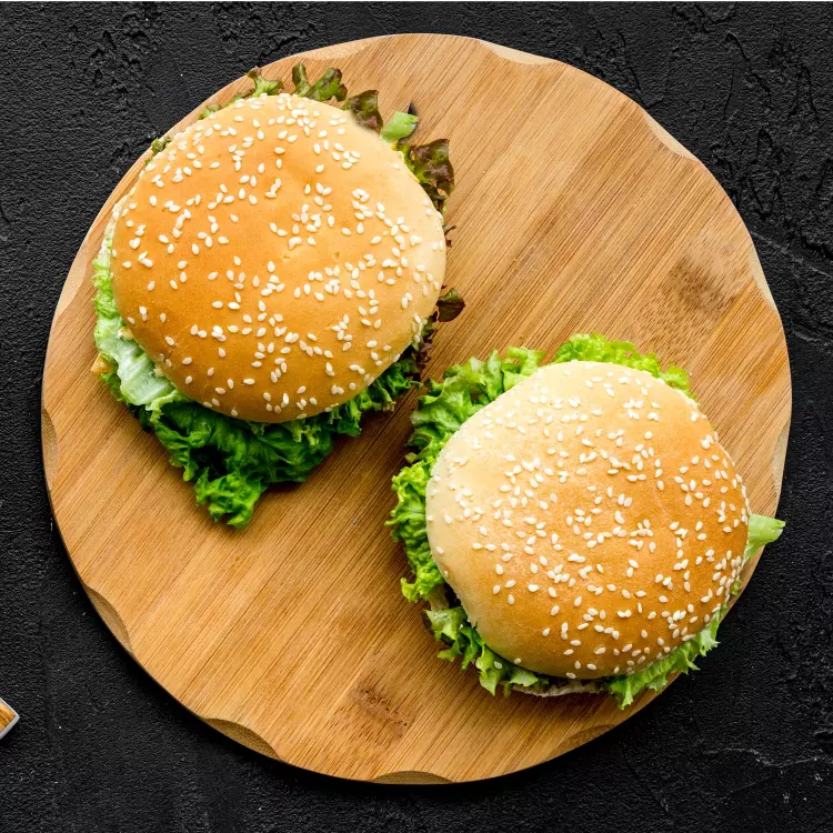 2 burgers aux croquettes de poulet, sauce style McPoulet, frites de légumes racines