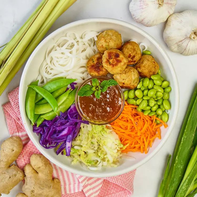 Bol bun cha de boulettes de poulet à la vietnamienne, vermicelles de riz, légumes frais