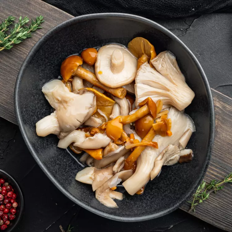 2 steaks de thon rosés, champignons marinés