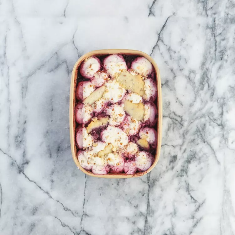 Verrine de gâteau frais aux framboises, camerises, mousse au chocolat blanc et amandes - Une Pincée d'Amour