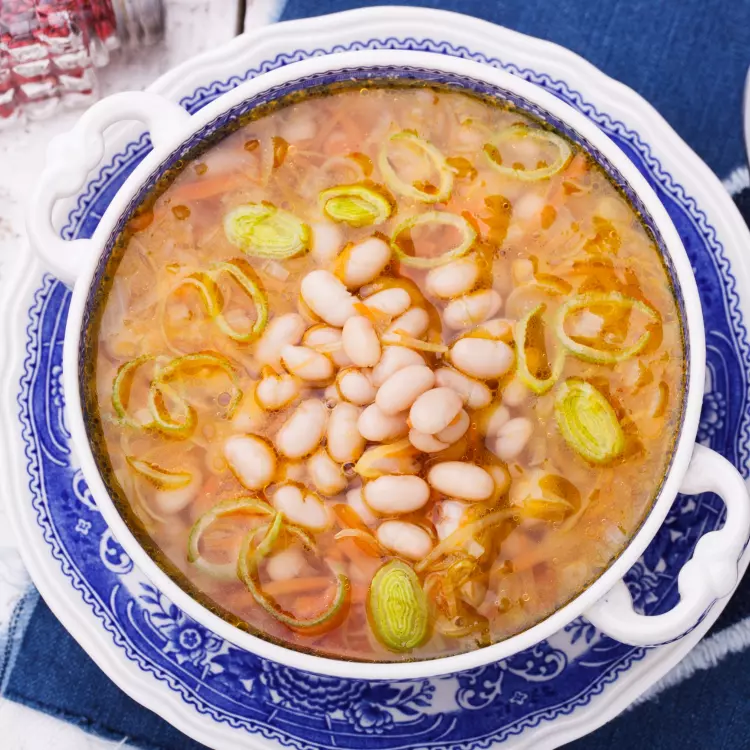 Soupe rustique de porc effiloché, haricots navy et légumes