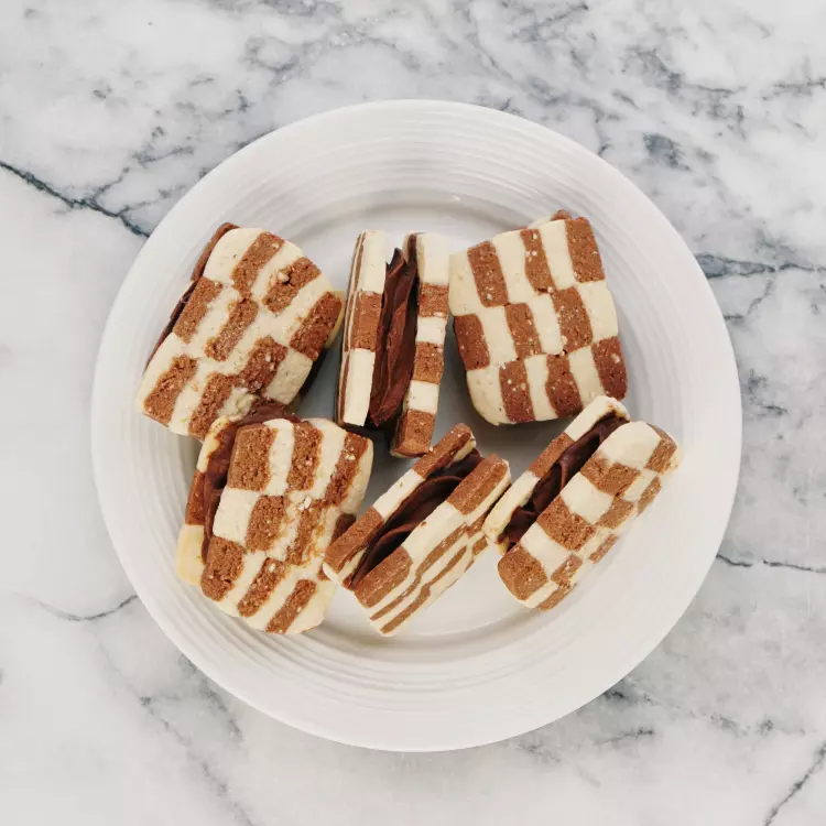 Duo de biscuits sablés (12) - damiers, ganache au chocolat,  feuille d'érable ganache érable - Une Pincée d'Amour