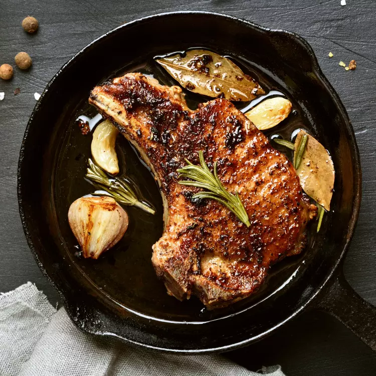 2 côtelettes de porc géantes marinées, coulis de mangue au gingembre