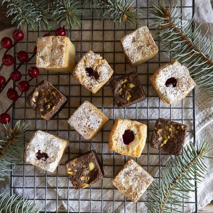 Quatuor de financiers (12) - amandes citron, pistaches chocolat, framboises, café - La Gâtelière