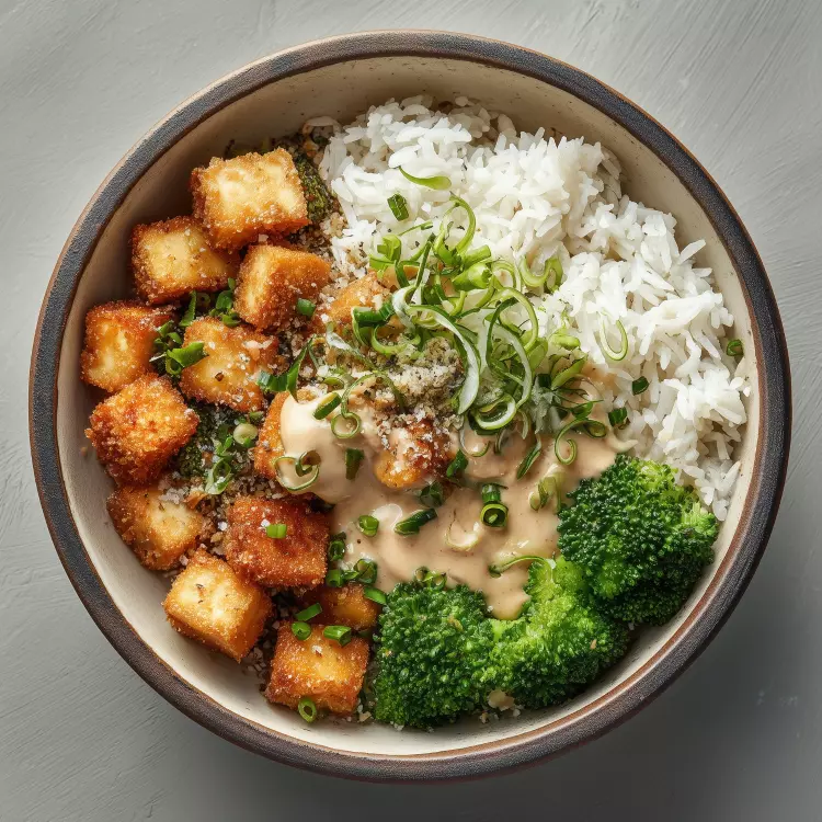Bol de tofu frit, riz à sushi et légumes, sauce katsu aux arachides