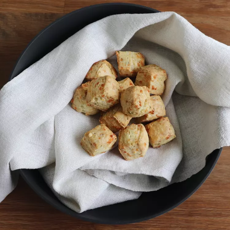 Scones au cheddar et ciboulette pour potages (12) - La Gâtelière